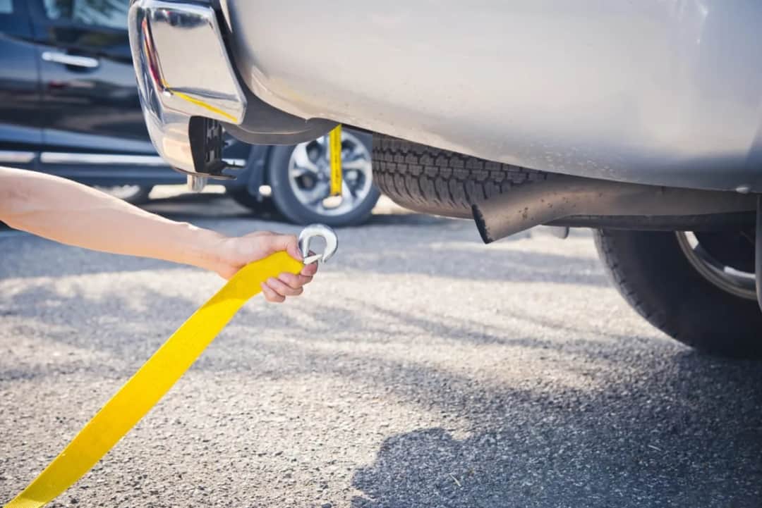 Holowanie na autostradzie: zakazy, wyjątki i Twoje bezpieczeństwo